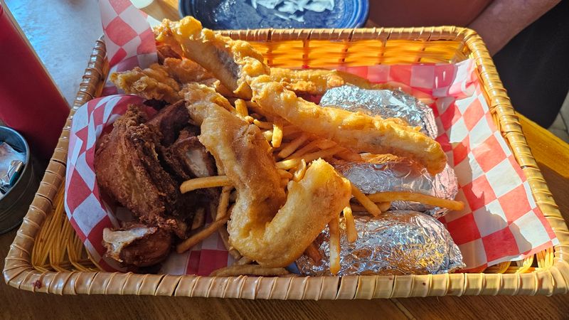 A Classic Wisconsin Fish Fry That Keeps Locals Coming Back Week After Week