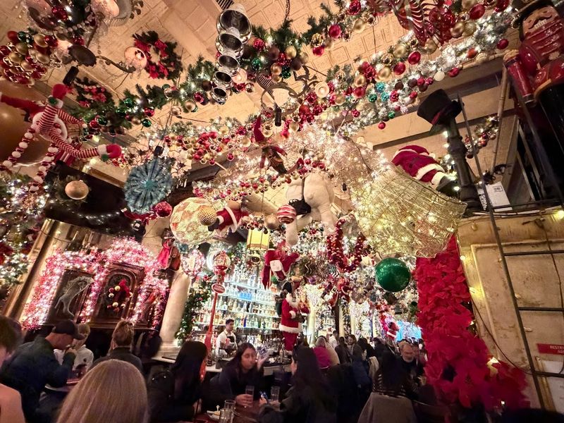 Seasonal Decorations That Turn The Restaurant Into A Whole New World