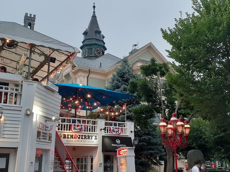Free Live Music Along The Piano Bar Strip