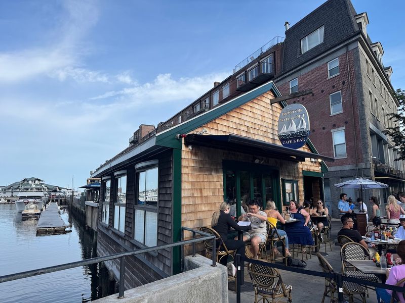 A No-Reservation Policy That Rewards Early Arrivers