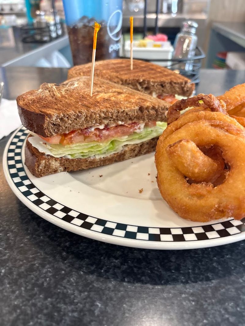The Lunch Menu That Turns A Quick Stop Into A Long Sit