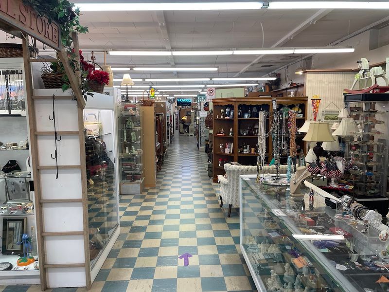 Rare Bird Antiques, Goodlettsville