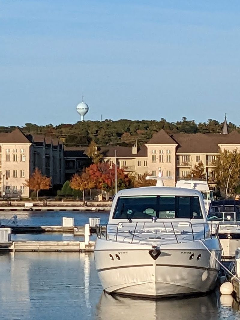 A Relaxed Harbor Atmosphere That Feels Like A Seaside Escape