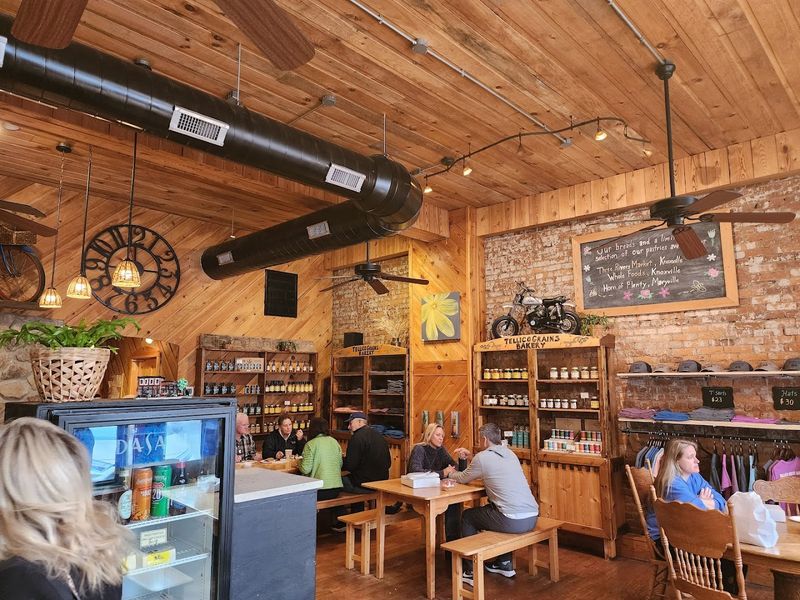 The Communal Seating Experience That Turns Strangers Into Tablemates