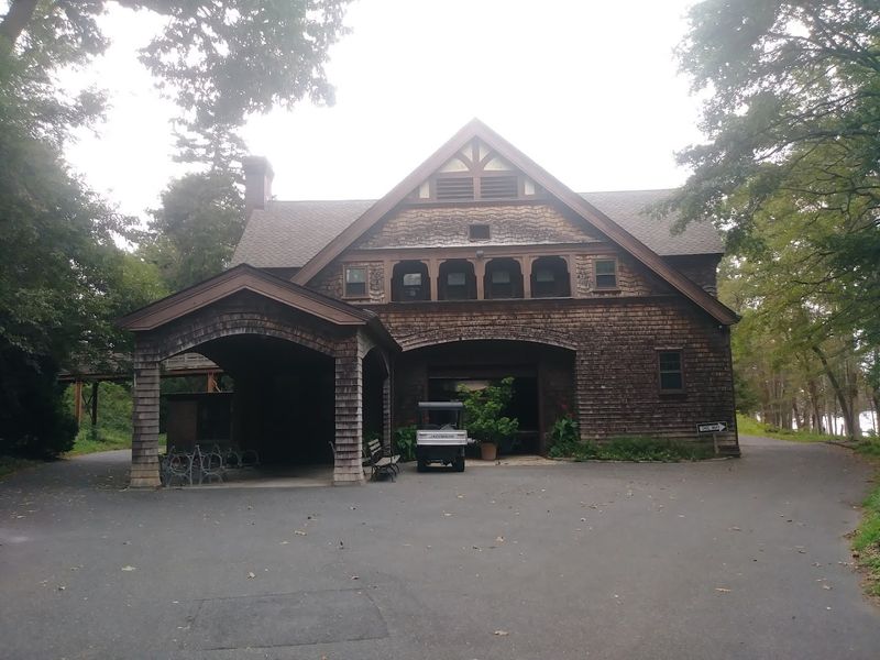 The Hidden Oak Cafe And On-Site Amenities