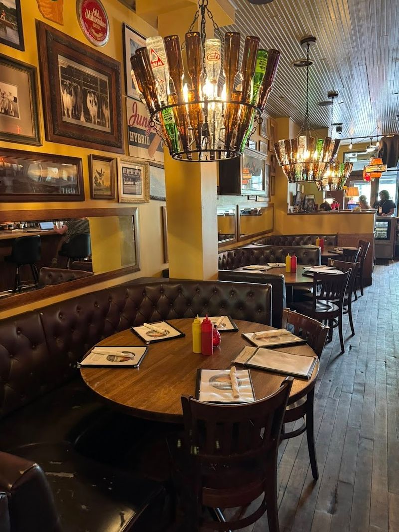 A Casual Dining Room That Keeps The Focus On The Food