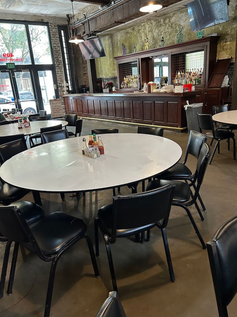 Dining Atmosphere That Enhances Comfort Food Experience