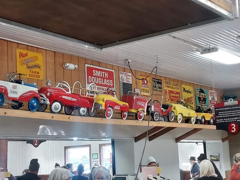 Community Role In Maintaining Amish Grocery Culture