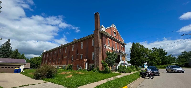 How The Old Warehouse Setting Shapes Every Visit