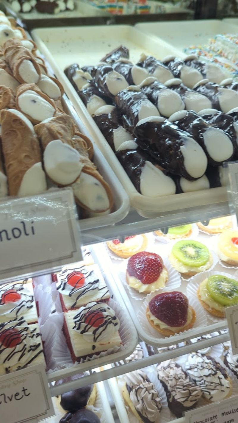 The Cannoli That Keeps Bringing People Back