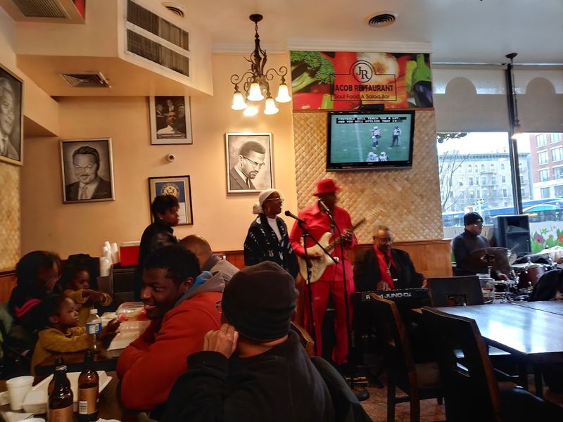 Live Music That Turns Lunch Into A Full Experience