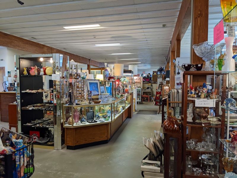 Brimfield Antiques Center, Brimfield