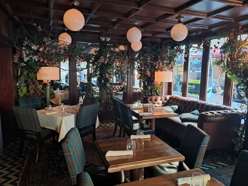 Live Music And High Ceilings: The Atmosphere Is Half The Meal