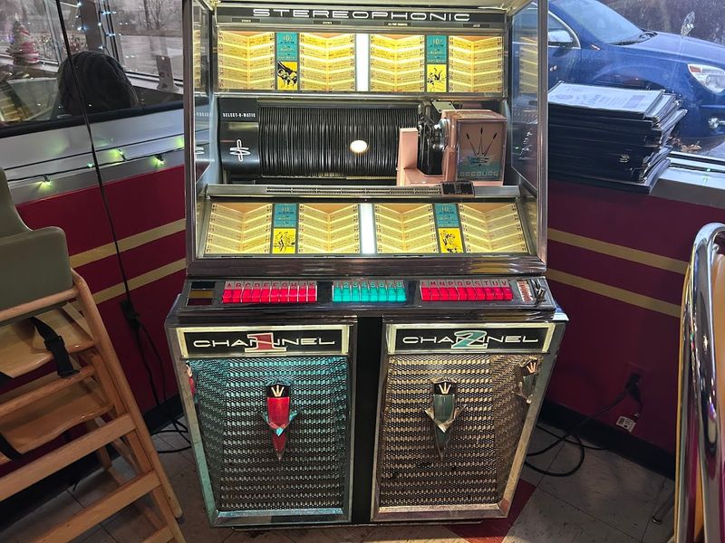 A Dining Experience That Feels Like A Step Back Into Mid-Century America