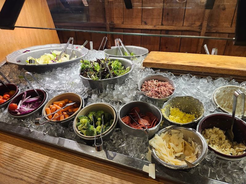 The Legendary Salad Bar That Deserves Its Own Fan Club