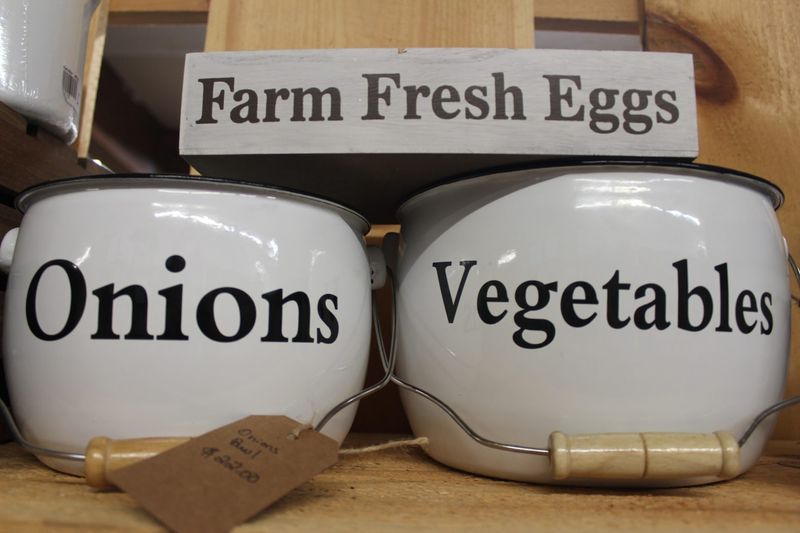 Amish-Made Goods Give The Market Another Draw