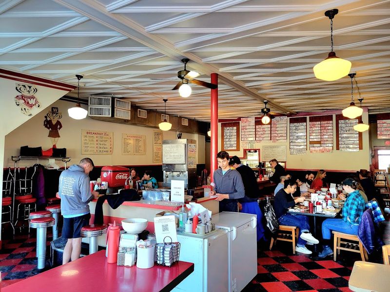 A Retro Diner Atmosphere That Feels Frozen In Time