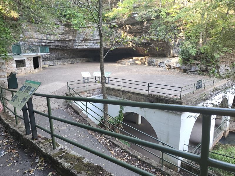 Dunbar Cave State Park, Clarksville