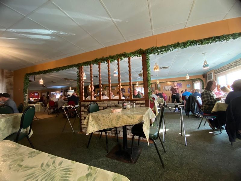 A Dining Room That Feels Comfortably Old-School