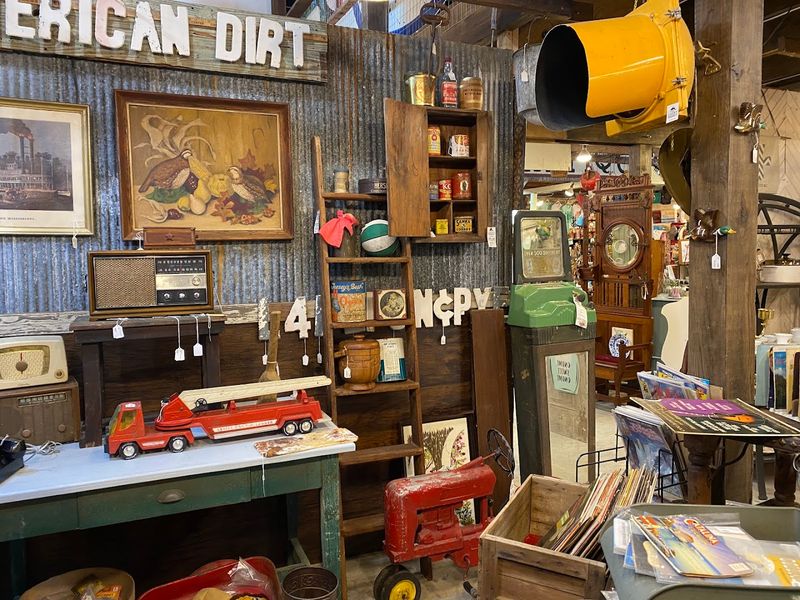 Antiques And Collectibles That Serious Hunters Travel Miles To Find