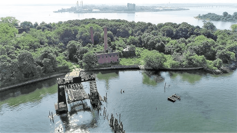 The General Slocum Story Near The Shore