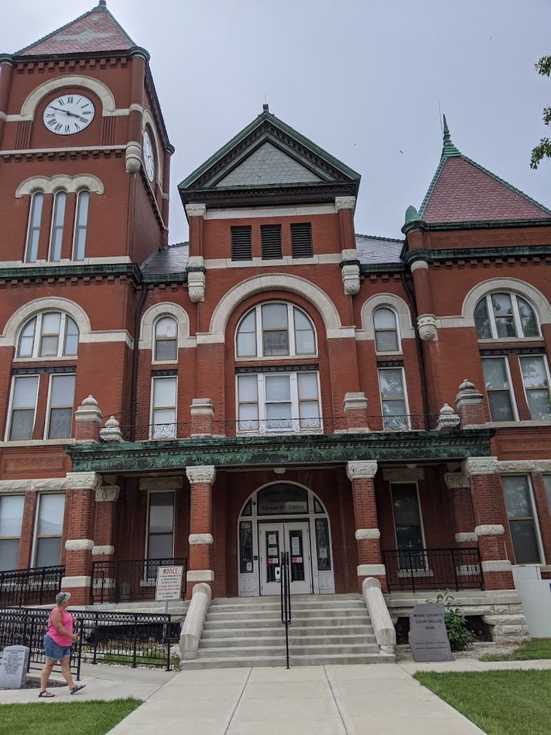 How Volunteerism Strengthens Community Bonds