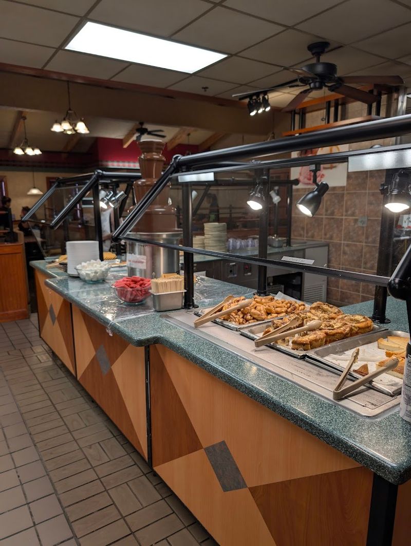 A Comfort Food Buffet That Draws A Crowd