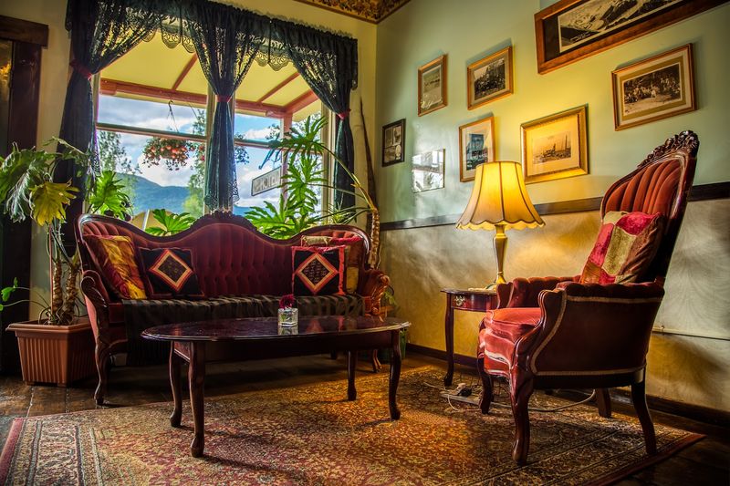 Salmon & Bear Restaurant At McCarthy Lodge