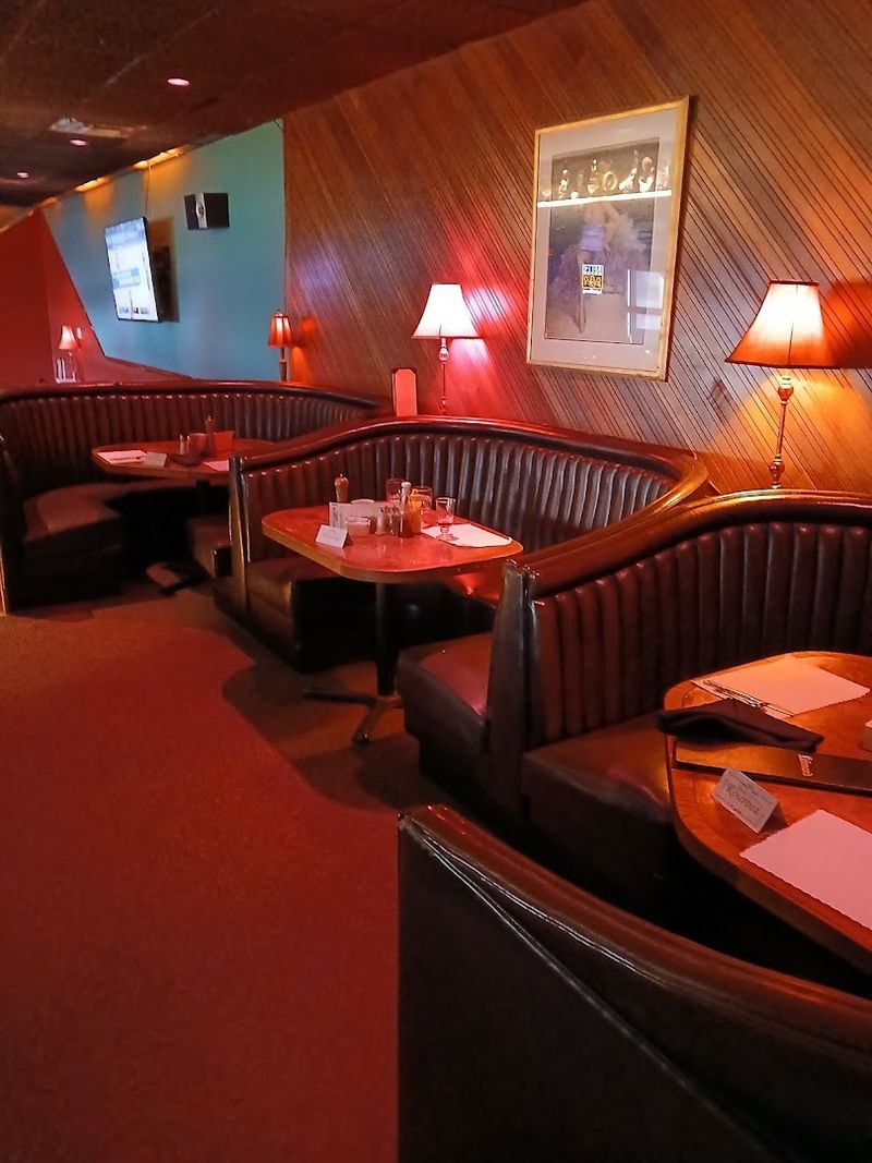 A Cozy Dining Room That Feels Like Classic Wisconsin