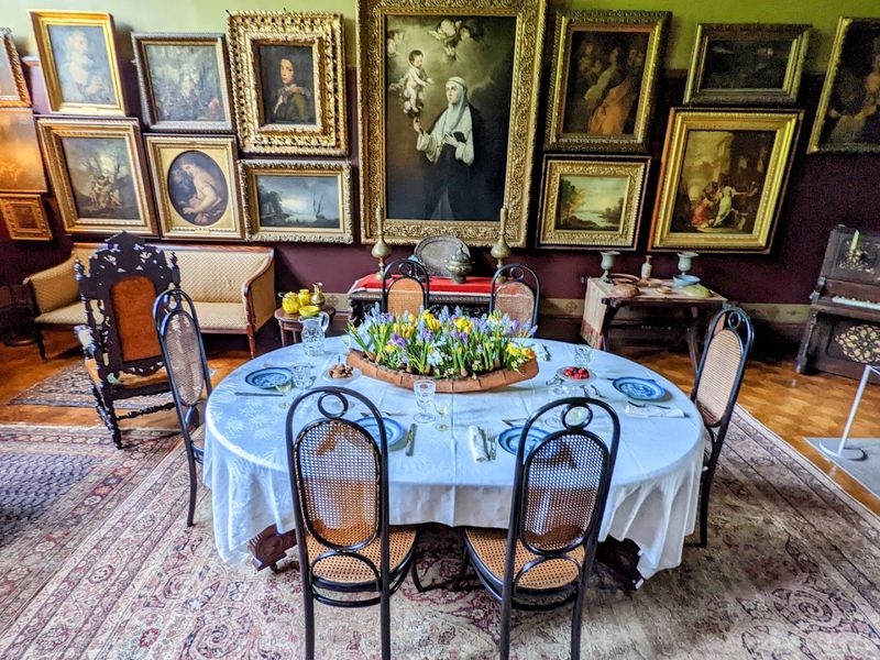 Inside The House: Original Furnishings And Artistic Interiors