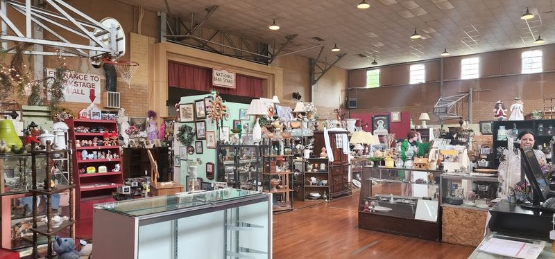 Old Schoolhouse Antique Mall & Cafe
