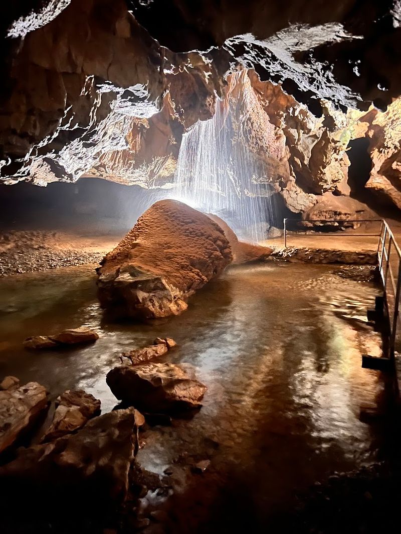 The Story Behind How This Caverns Was Discovered
