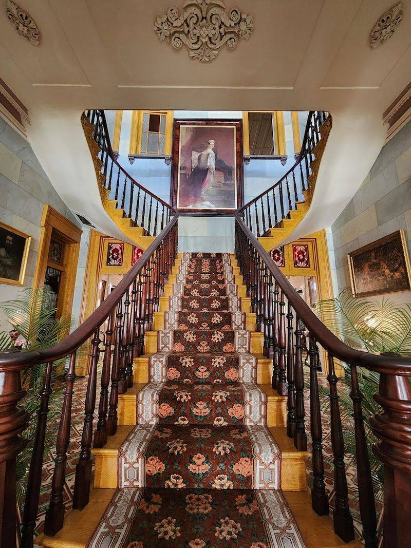 Self-Guided Versus Guided Tours And How To Choose