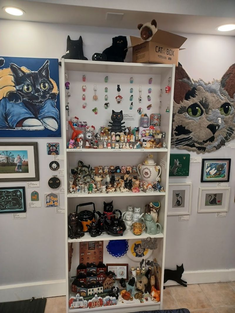 Mid-Century Cat Decor That Somehow Never Gets Old