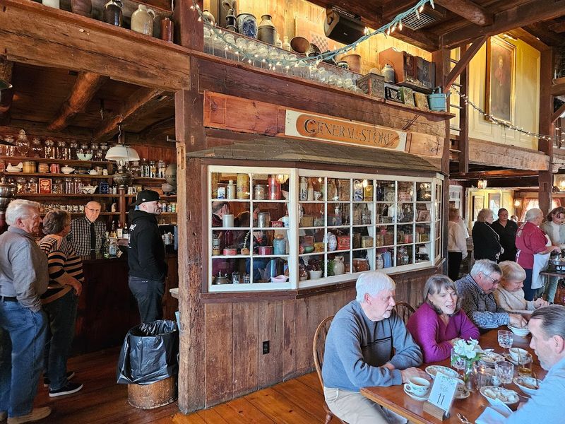 Live Music And Entertainment That Adds To The Evening