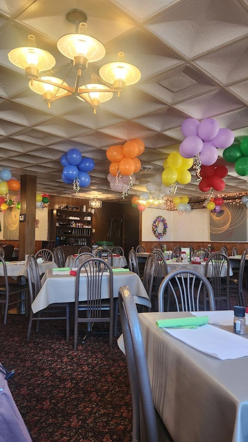 A Classic Supper Club Setting That Still Works