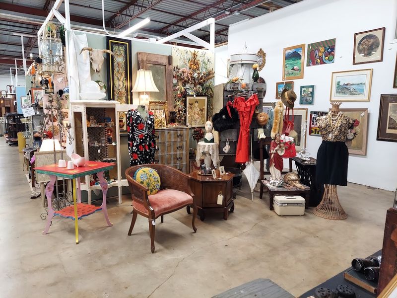 Dirty Jane's Antiques, Red Bank