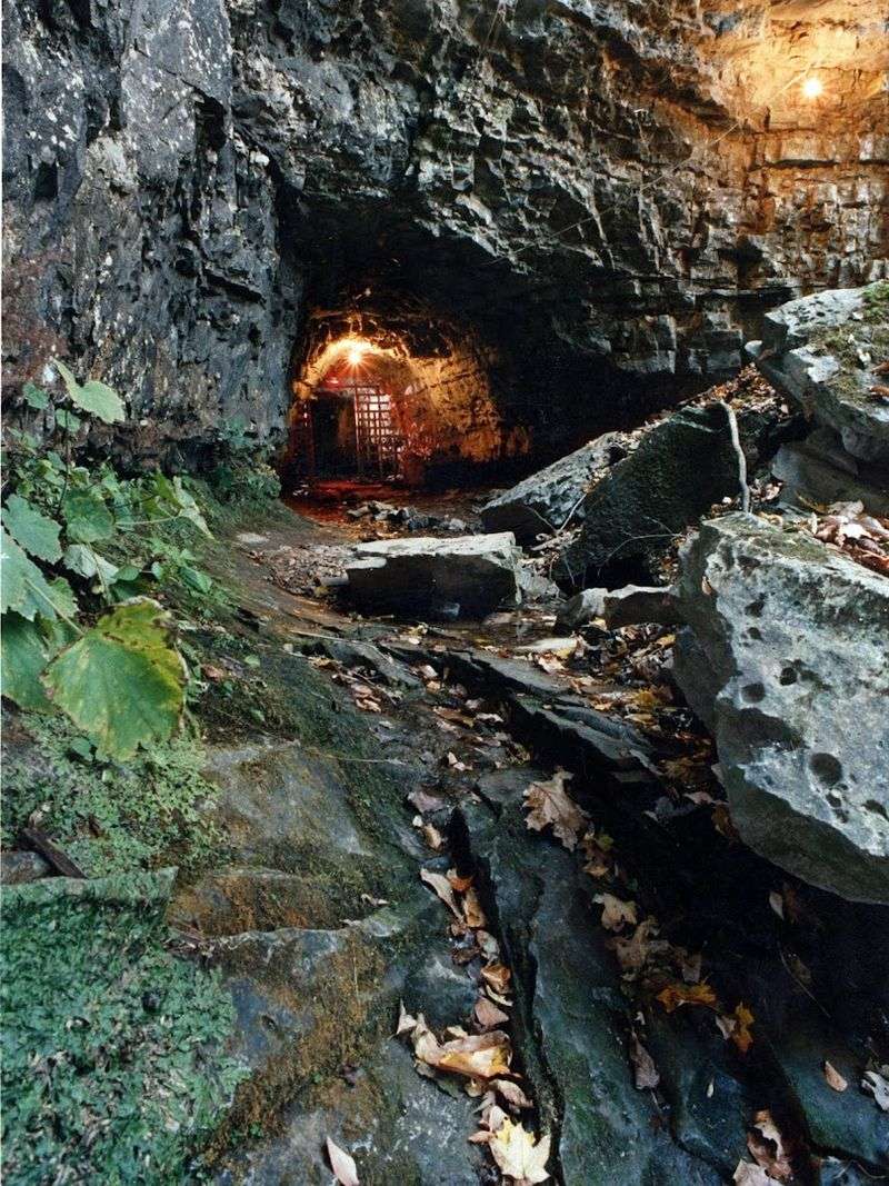 Bell Witch Cave, Adams