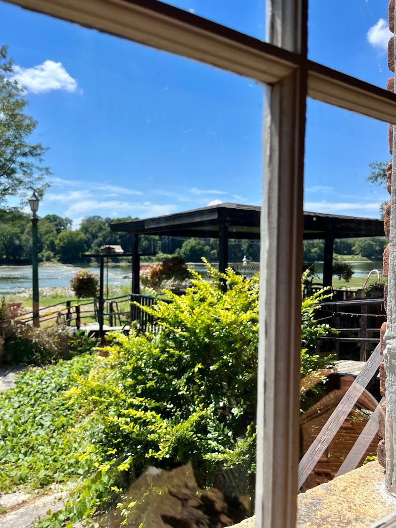 The River Views That Make Every Table Feel Special