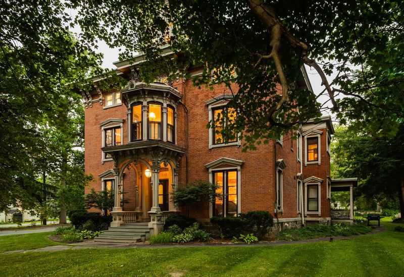 Rosemont Inn Bed And Breakfast, Victorian Drama At A Fair Price
