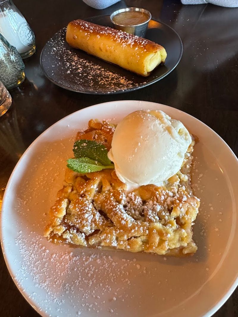 Apple Crumb Cake Is The Dessert That Closes Every Meal Perfectly