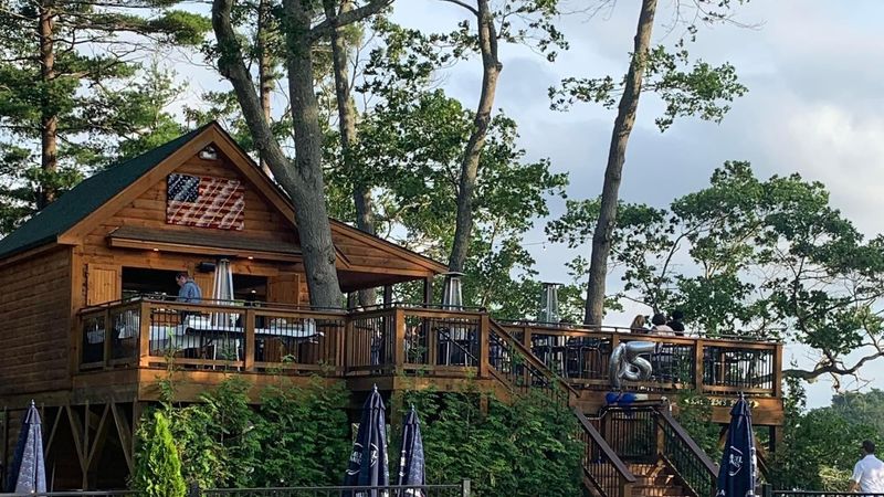 Towne Tavern & Treehouse, Pembroke
