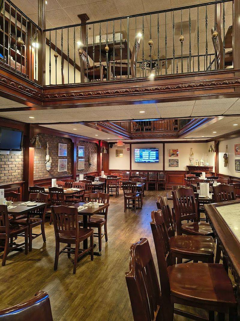 A Laid-Back Dining Room With Local Charm