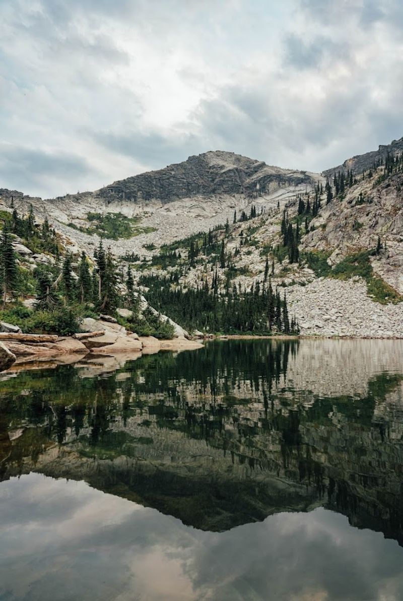 Hiking Trails With Scenic Lake Views