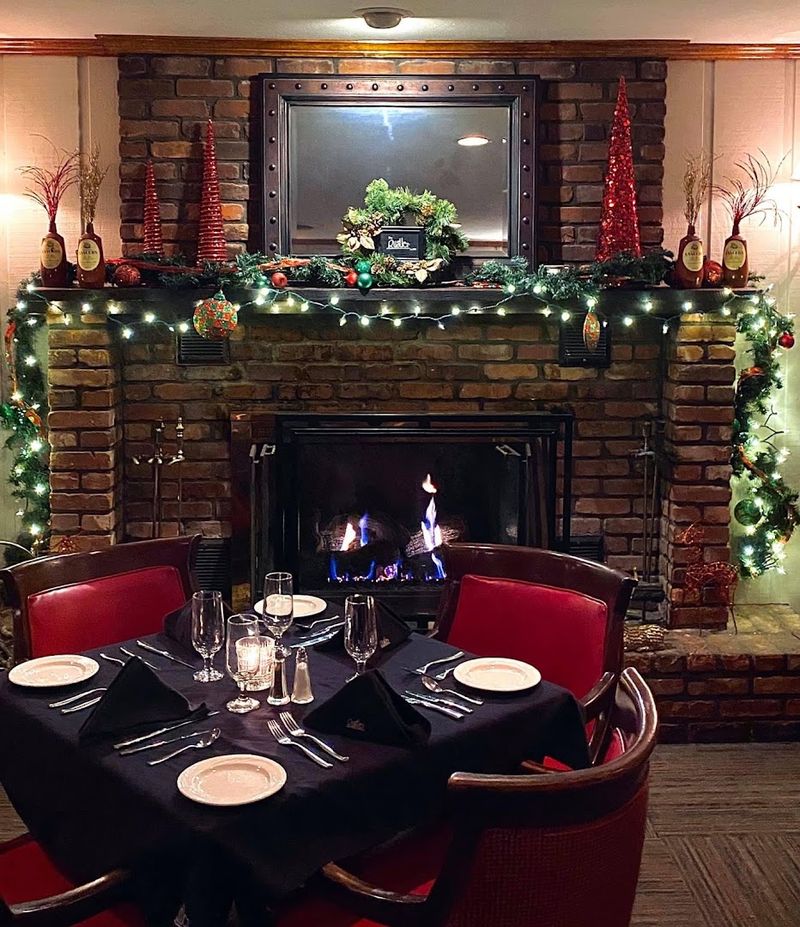 A Dining Room That Keeps Things Classic