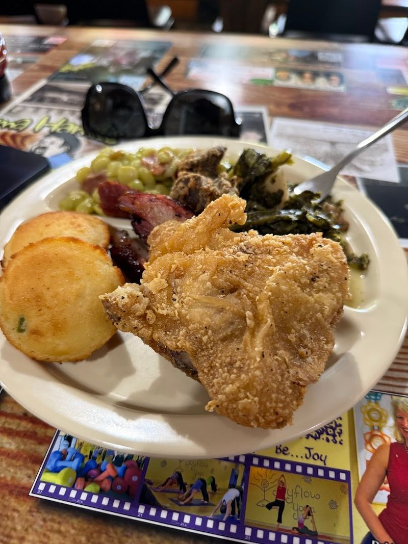 The Legendary Fried Chicken That Keeps Crowds Coming Back