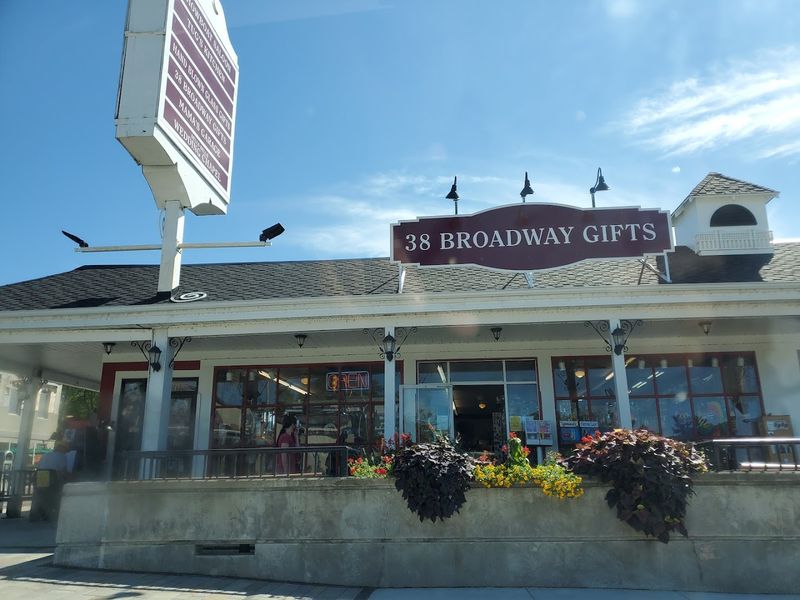 Downtown Wisconsin Dells Has Shops, Sweets, And Easy Strolls