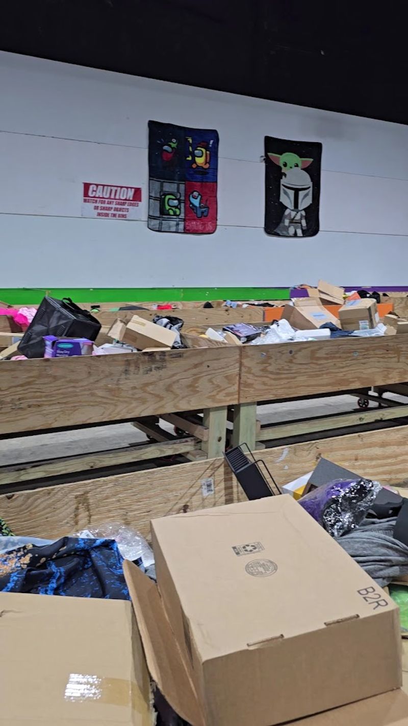 Comparison Between Bin Stores And Traditional Retail