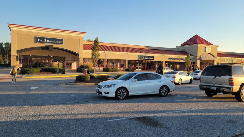 Tanger Outlets Commerce