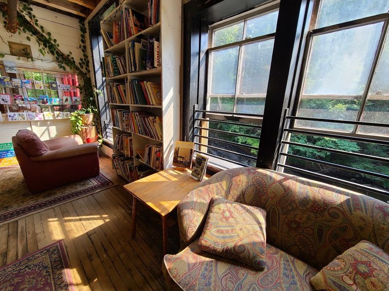 Comfortable Reading Nooks And Window Seats Throughout